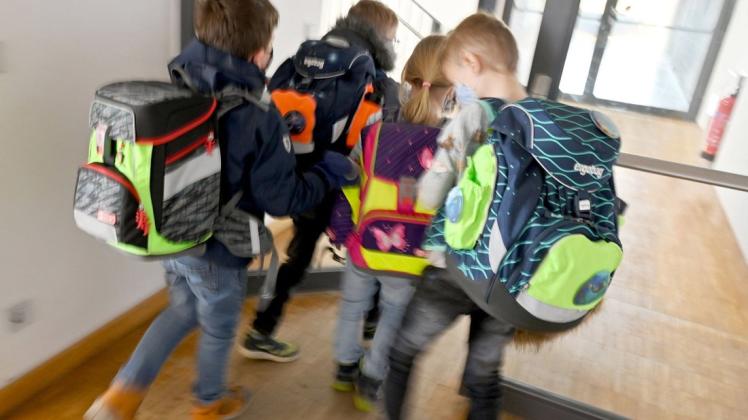 In Niedersachsen bleibt es zunächst dabei, dass nur Grund- und Förderschüler sowie Abschlussklassen in die Schulen dürfen.
