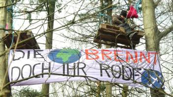 Die Aktivisten der Gruppen „Ende Gelände“ und „Extinction-Rebellion“ haben sich in den Bäumen im Haller Wald verschanzt.