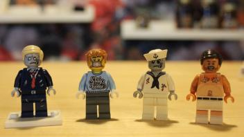 Der Bünder Axel Zobel bedruckt Legofiguren und macht so aus neutralen Figuren individuelle Männchen. So sind der Zombie-Trump (von links), ein Männchen mit "Stay home"-Aufschrift auf dem Pulli, ein Matrose und ein Strandurlauber – mit Brusthaaren, Sonnenbrand und Tennissocken in den Latschen, entstanden.