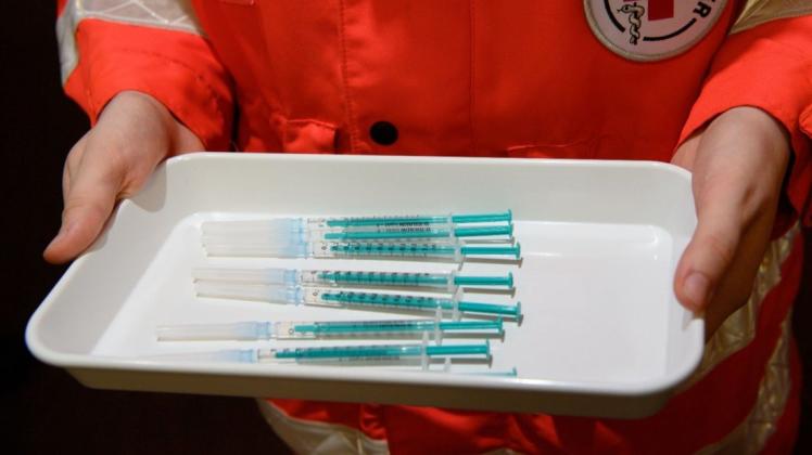 DRK-Rettungssanitäter arbeiten an der Corona-Front, sie sind bei den Impfungen höchstpriorisiert – anders als Rettungsdienst-Geschäftsführer wie Hary Feldmann im Kreis Leer, der sich trotzdem impfen ließ.