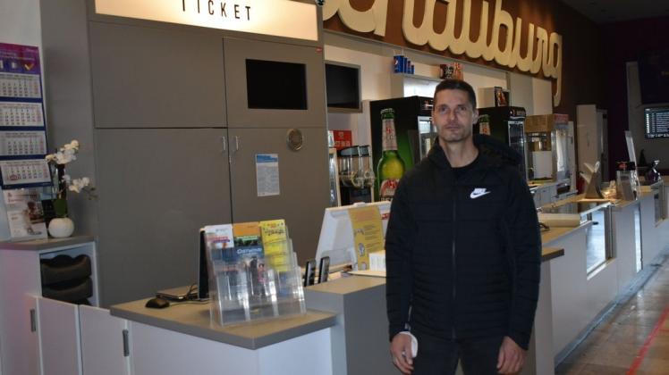 Trauriges Szenario: Kino-Inhaber Sylvio Verfürth im leeren Foyer des Movie Stars in Güstrow.
