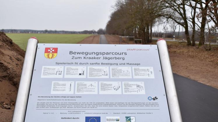 Die Erklärungstafeln stehen schon, doch um die Geräte flattert noch das rot-weiße Absperrband.