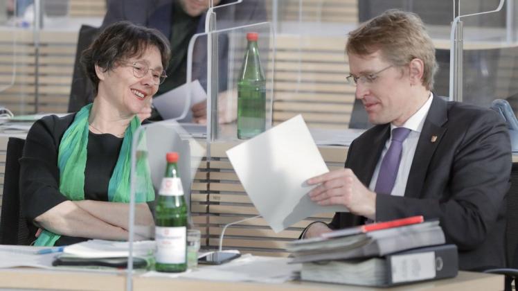 Gute Laune vor der Sitzung: Finanzministerin Monika Heinold und Ministerpräsident Daniel Günther im Kieler Landtag.