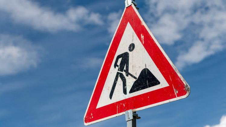 Verkehrszeichen Achtung Baustelle. Deutschland *** Traffic sign Attention road works Germany