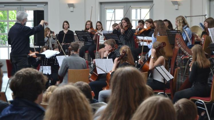 Deutsch-polnische Partnerschaft:38 Musikschüler aus Lublin und Delmenhorst haben 2019 mit Dirigent Jürgen Schmelz rund 200 jüngeren Musikschülern ein Konzert in Delmenhorst gegeben. (Archivfoto)