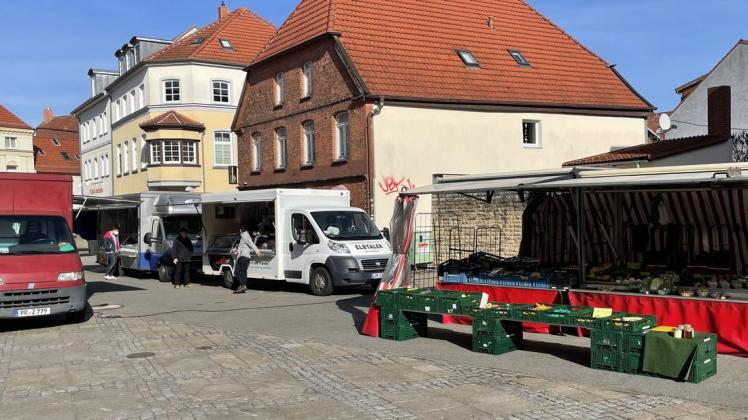 Der Markt auf dem Lindenplatz: Aktuell ist das "Markttreiben" dort durch die Corona-Schutzmaßnahmen eingeschränkt. Derzeit dürfen nur Händler ihre Stände aufbauen, die frische Waren anbieten.