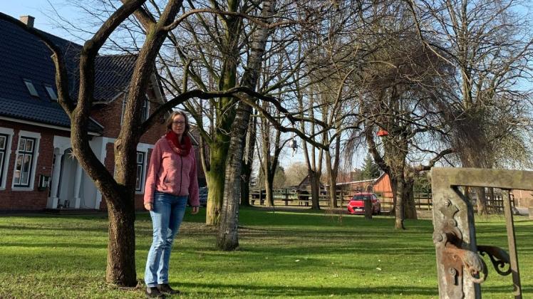 Marion Reimers vor ihrem Pflaumenbaum, der bis Ostersonntag von vielen Menschen mit ganz vielen bunten Ostereiern geschmückt werden darf.