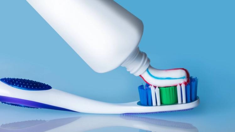 Gestreifte Zahnpasta wird auf zwei verschiedene Arten hergestellt.