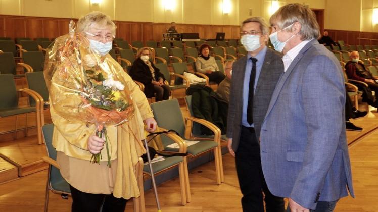 Karsten Korup und Bürgermeister Oliver Hermann danken Resi Kämling.