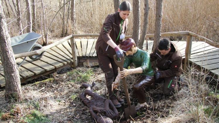 Haben die Figurengruppe mit der Moorleiche im Güstrower Wildpark repariert: Biologin Isabel Janke und Haustechniker Eric Druzynski