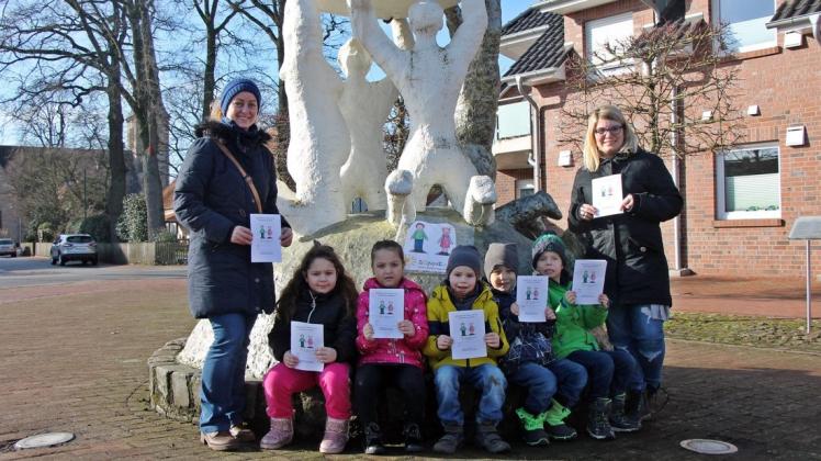 Anja Punte und Carolin Teske (rechts) haben sich mit den Kindern der Notfallbetreuung in Neuenkirchen bereits auf die Suche nach Emma und Paul gemacht.