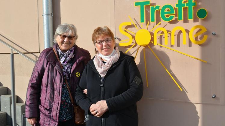 Im AWG-Sonnenhof in der Güstrower Innenstadt sorgt Hausdame Gabriele Pfefferkorn (r), dafür, dass sich die Bewohner wohlfühlen. Die 78-jähriger Hedwig Minich nimmt ihre Hilfe gerne in Anspruch.