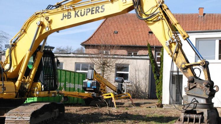202126 Hasbergen Verkaufsstart am Ehrenhain Baugebiet kleiner Berg-Bagger Der Bagger steht bereit und schon können sich Interessenten registrieren lassen, wenn sie damit liebäugeln, sich hier in Gaste eine Eigentumswohnung zuzulegen.