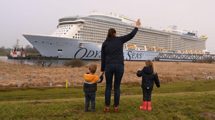 Abschied nehmen vom Kreuzfahrtriesen: Die "Odyssey of the Seas" hat den Weg zur Nordsee gemeistert und ihr vorläufiges Ziel Eemshaven erreicht.