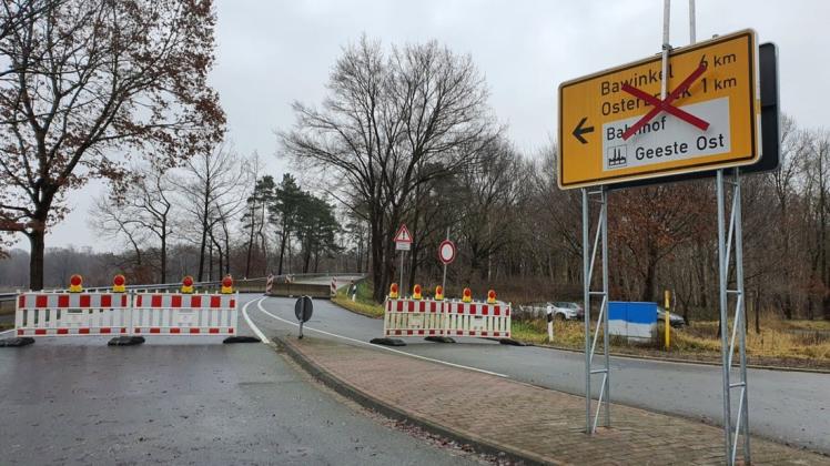 Kein Durchkommen gibt es aktuell für Fahrzeuge über die Kanalbrücke in Geeste-Osterbrock. Nur Fußgänger und Radfahrer dürfen diese noch nutzen (Archivbild).
