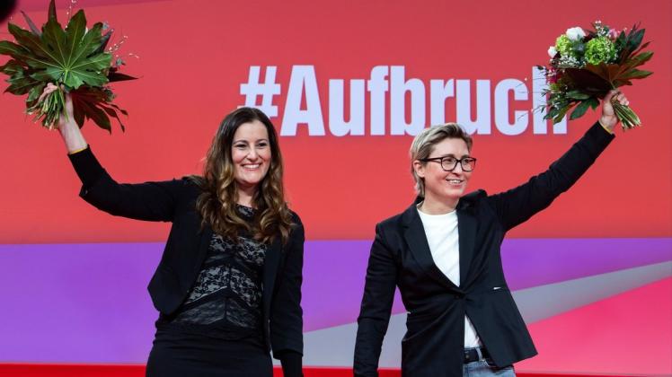 Janine Wissler (l) und Susanne Hennig-Wellsow, die neuen Bundesvorsitzenden der Partei Die Linke,  nach ihrer Wahl auf dem Bundesparteitag in Berlin.
