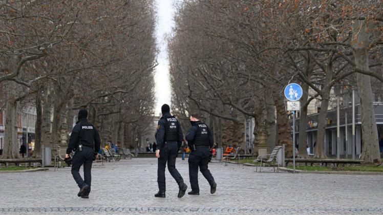 Polizisten kontrollieren dieses Wochenende verstärkt, ob sich die Menschen an die geltenden Corona-Regeln halten.