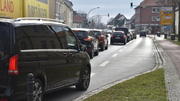 Zeitweilig ging am Montag nichts mehr an der Kreuzung Plauer Straße/Goldberger Straße in Güstrow. Schuld ist die einseitige Sperrung der Liebnitzstraße von Süden nach Norden.