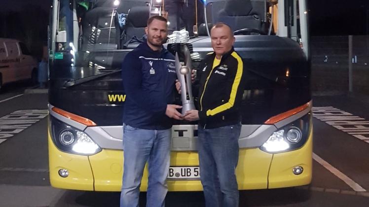 Auch die Busfahrer und Unternehmer Lars Flaegel (l.) sowie Kollege Uwe Beck durften sich als Sieger und Pokalgewinner fühlen.