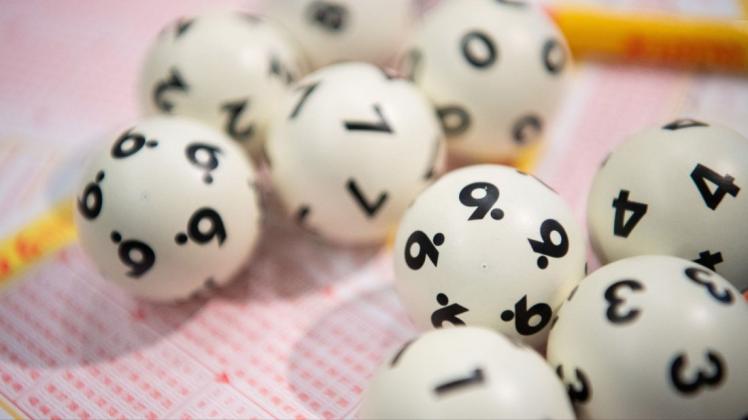 Lotto-Kugeln liegen auf einem Lottoschein Auf der Suche nach dem großen Glück und/oder einem dicken Batzen Geld haben Lotto-Spieler in der Corona-Krise ihr Verhalten den Pandemie-Umständen angepasst.
