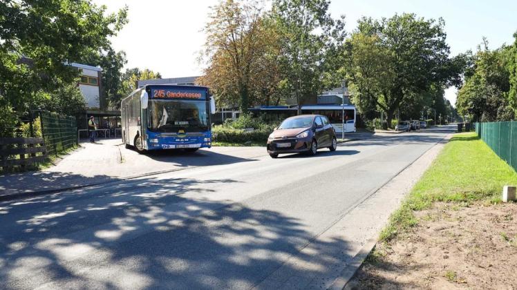 An der Grundschule Schierbrok soll die Straßenüberquerung für die Kinder sicherer werden. Vier mögliche Bereiche werden im Ausschuss diskutiert - zum Beispiel östlich der Buswendeanlage (vorne).
