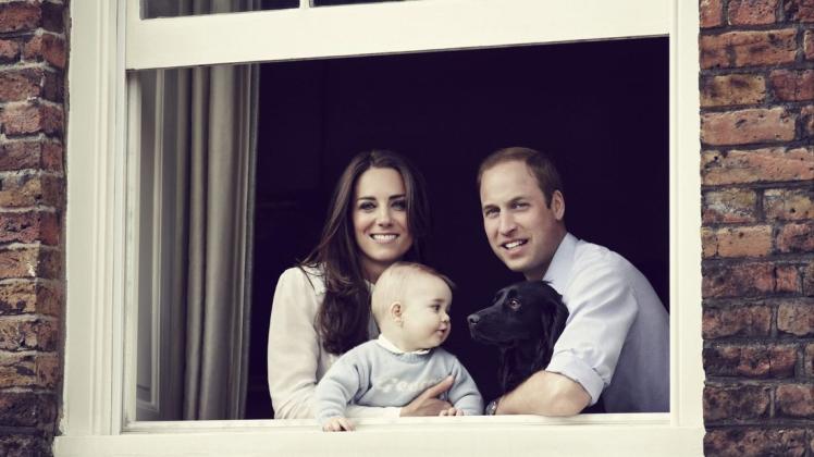 Prinz William und seine Frau Kate mit ihrem Sohn George und dem Hund Lupo.
