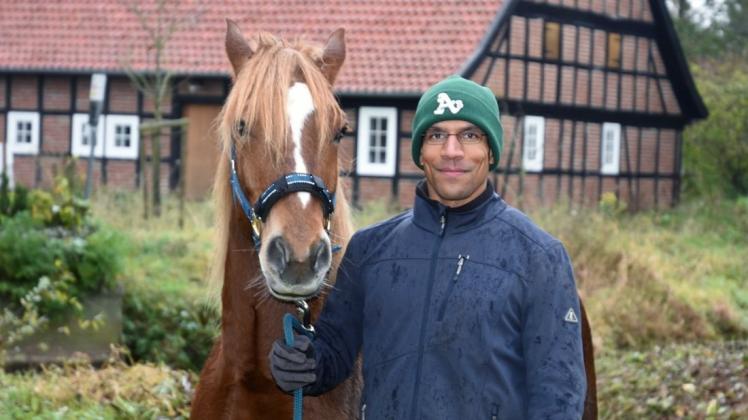 Spaziergänger rund um Venne auch im kühlen November: Andy Brako und sein Pferd "Indien".