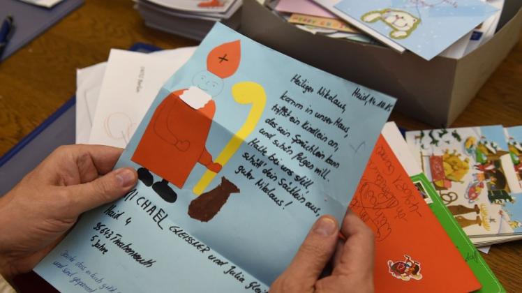 Die Helfer in Nikolausdorf beantworten Briefe von Kindern aus aller Welt.
