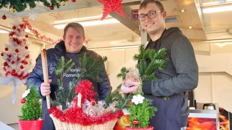 Weihnachtsfeeling und jede Menge gute Laune bieten die beiden Auswanderer Sven und Sebi in "Florijans Pommes Insel" in dem Bad Rothenfelder Stadtteil Aschendorf.