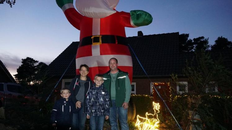 Der ganze Weihnachtsmann von Familie Ströer hat nicht mit aufs Bild gepasst.