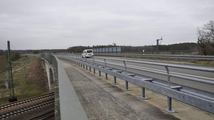 Die Brücke über die L12 zwischen Dergenthin und Laaslich wird im Zuge des Autobauneubaus für acht Monate voll gesperrt.