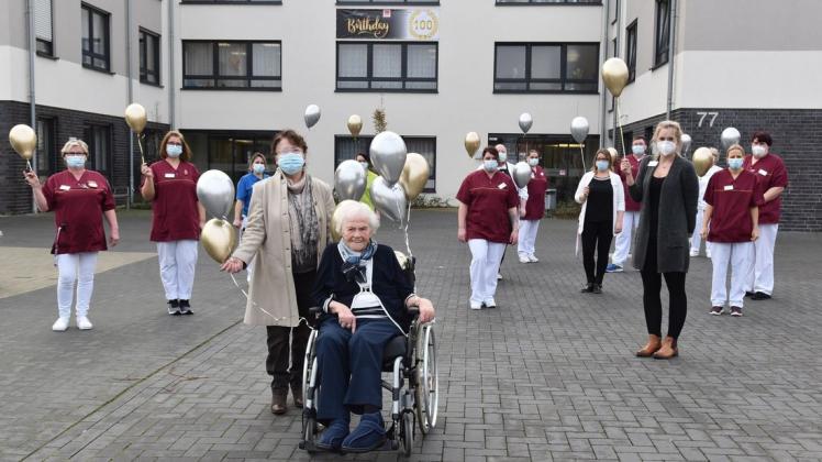 Mit einem eigens angefertigten Banner und vielen Luftballons feiert der Seniorenwohnpark Papenburg den Geburtstag von Anni Dryhaus (vorne). Auch ihre Tochter Ursula Dryhaus Kotulla (vorne links) wird den Tag mit der Jubilarin feiern.