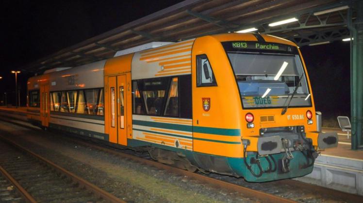 Bereits in der Nacht zum 2. Dezember kommt der erste Schienenersatzverkehr für den RB13 zum Einsatz.