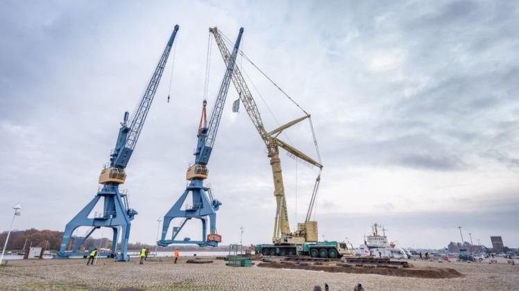 Im November 2019 musste einer der Kräne am Rostocker Stadthafen um 20 Meter nach hinten versetzt.