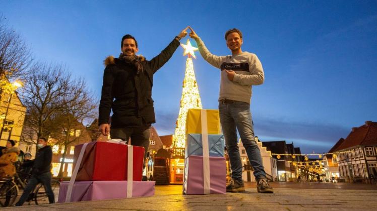 Dass es in Lingen einen 25 Meter hohen Weihnachtsbaum gibt, dafür haben sich LWT-Geschäftsführer Jan Koormann (links) und Schausteller Harry Wegener eingesetzt.