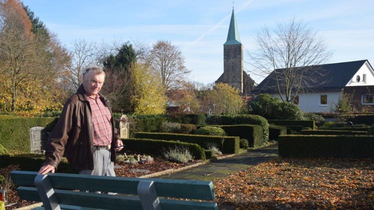 Wirbt für eine Patenschaft für ein Grab auf dem Friedhof in Wellingholzhausen: Kirchenvorstandsmitglied Josef Raude.