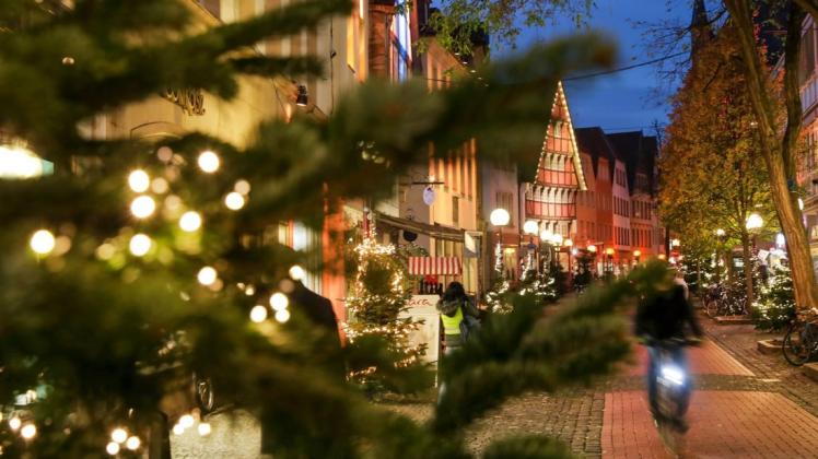 Auch in der Krahnstraße verströmen Tannenbäume mit Lichterketten Weihnachtsstimmung.