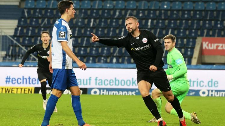 Jubel bei den Gästen: John Verhoek hat Torhüter Morten Behrens überwunden und das 1:1 erzielt.