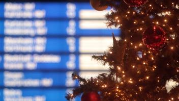 In der Pandemie an Weihnachten per Bahn zu den Liebsten? Wie Sie möglichst entspannt und sicher ans Ziel kommen.