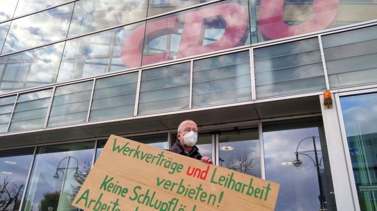 Allein vor der CDU-Zentrale in Berlin: Pfarrer Peter Kossen fordert das Verbot von Werkverträgen und Leiharbeit.