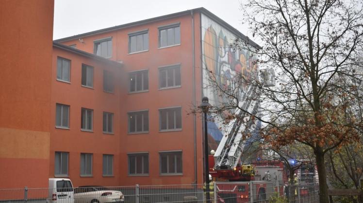 Rauch dringt aus dem Fenster in der dritten Etage der Brechtschule. Die Feuerwehr kann den Brand aber innerhalb kürzester Zeit löschen.