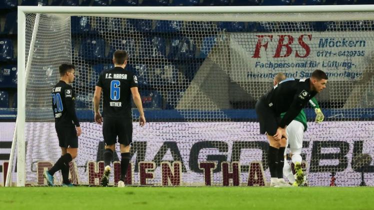 Wieder ein schlimmer individueller Patzer: Beim 1:1 in Magdeburg verlor Max Reinthaler (rechts) im Spielaufbau den Ball und begünstigte das 0:1 durch Christian Beck. Wieder ein schlimmer individueller Patzer: Beim 1:1 in Magdeburg verlor Max Reinthaler (rechts) im Spielaufbau den Ball und begünstigte das 0:1 durch Christian Beck.