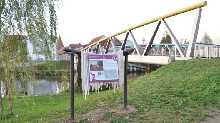 Der Metallkünstler Udo Richter schuf das Werk, das an der Schwaaner Warnowbrücke auf den Künstlerpfad hinweist.