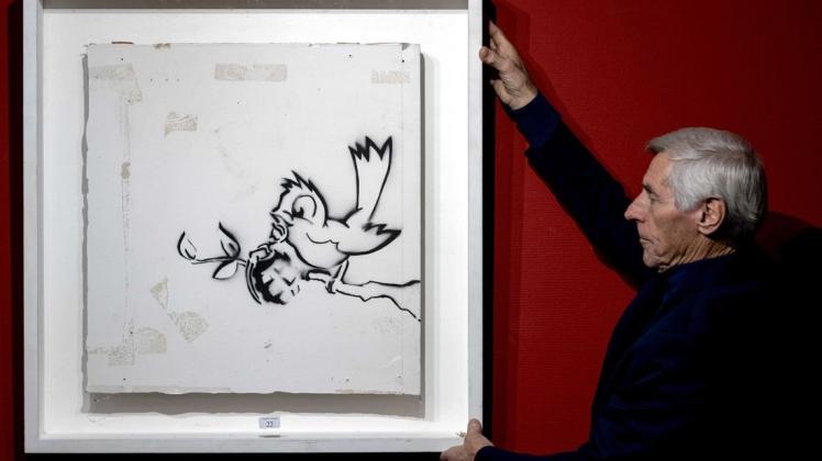 Das Bild "Bird with Grenade" ("Vogel mit Granate") des Künstlers Banksy hängt in dem Auktionshaus Hessink's.