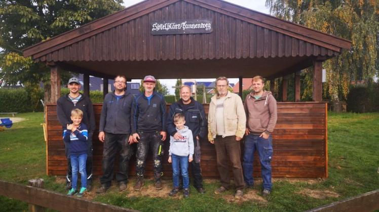 Gemeinsam haben Anwohner des Spielplatzes am Tannenweg die hölzerne Spielhütte wieder flott gemacht. Gemeinsam haben Anwohner des Spielplatzes am Tannenweg die hölzerne Spielhütte wieder flott gemacht.