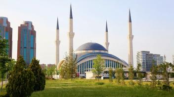 Die türkische Hauptstadt Ankara verbindet Historisches mit Moderne - wie etwa bei der Kocatepe Moschee.