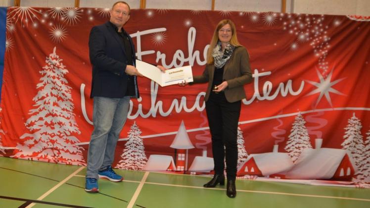 Die DTV-Vorsitzende Kerstin Frohburg erhielt von Reiner Sonntag, als Vorsitzender der Sportjugend Niedersachsen Präsidiumsmitglied des Landessportbunds, die goldene LSB-Ehrennadel.