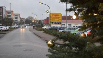 Adventsbeleuchtung in Lübz: Auch die Scharnhorststraße wurde dieses Jahr geschmückt. Die 15 Leuchtsterne stimmen auf die Weihnachtszeit ein.