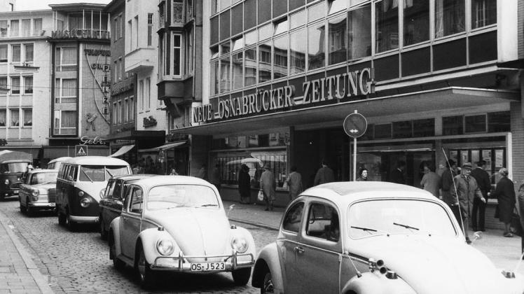 Heute unvorstellbar: In den 1960er-Jahren rollte noch der Autoverkehr durch Osnabrücks Haupteinkaufsstraße, die Große Straße.