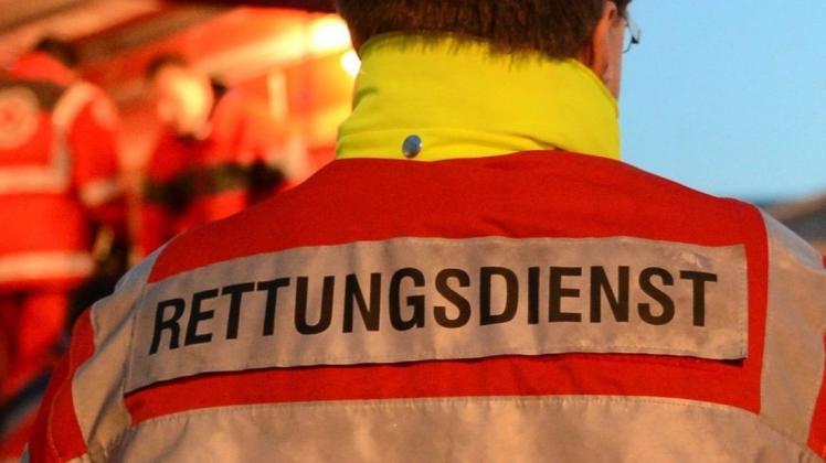 Auf der Landesstraße 54 in Sögel ist es zu einem Verkehrsunfall gekommen. Ein Auto ist gegen einen Baum gefahren. Auf der Landesstraße 54 in Sögel ist es zu einem Verkehrsunfall gekommen. Ein Auto ist gegen einen Baum gefahren.